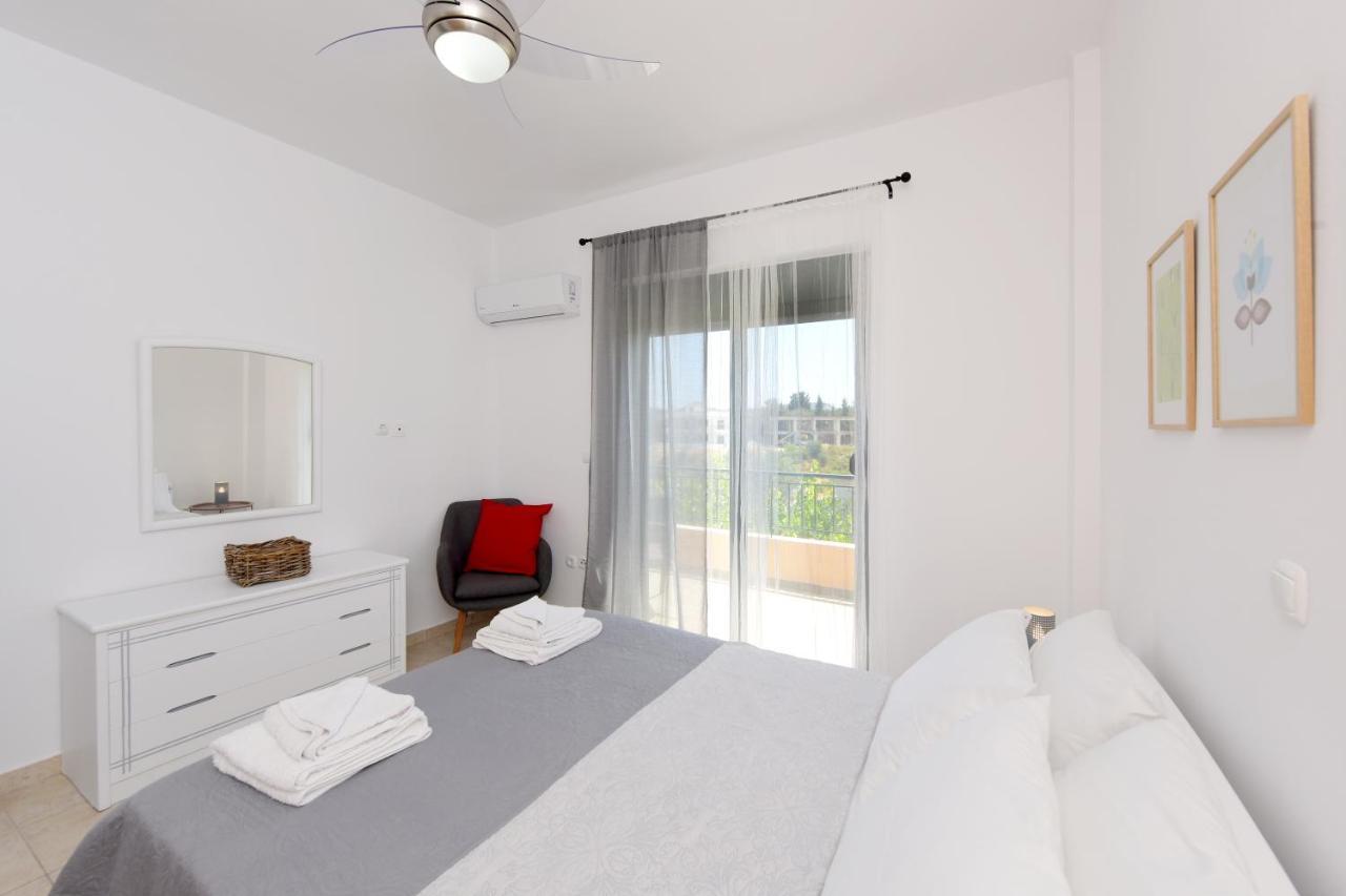 Athina's In Olive Grove Apartment