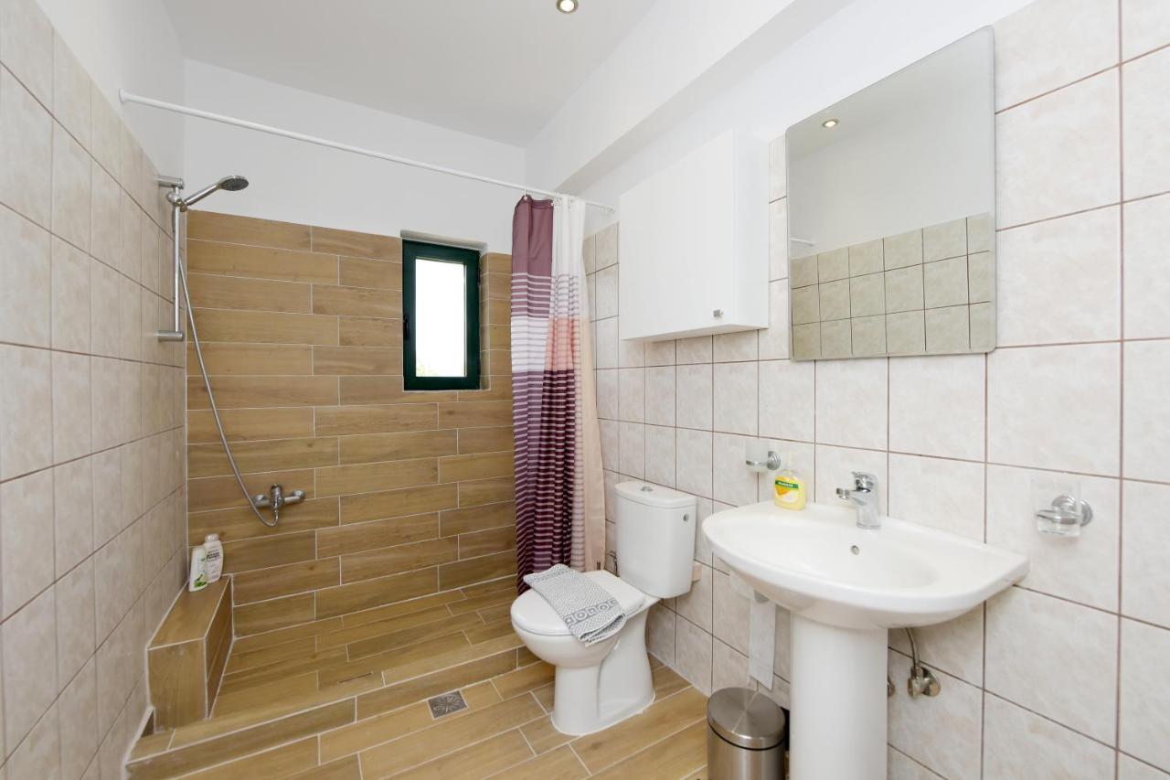 Athina's In Olive Grove Apartment